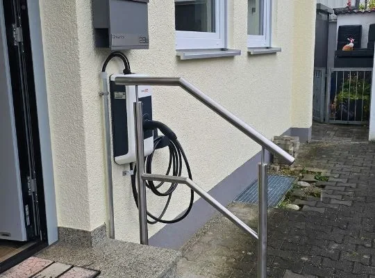 treppenhandlauf-mit-knieleiste-edelstahl-augsburg Edelstahl-Handlauf mit Knieleiste an dreistufiger Außentreppe in Augsburg, gefertigt von GEPA Metallbau