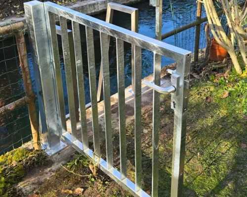 absperrtuer-stahl-bachzugang-feuerverzinkt Feuerverzinkte Absperrtür aus Stahl für sicheren Bachzugang