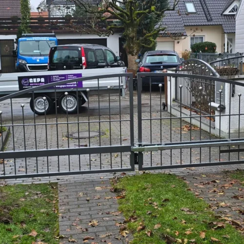 falt-einfahrtstor-massanfertigung-koenigsbrunn Individuell gefertigtes Falttor aus Stahl in Königsbrunn bei Augsburg