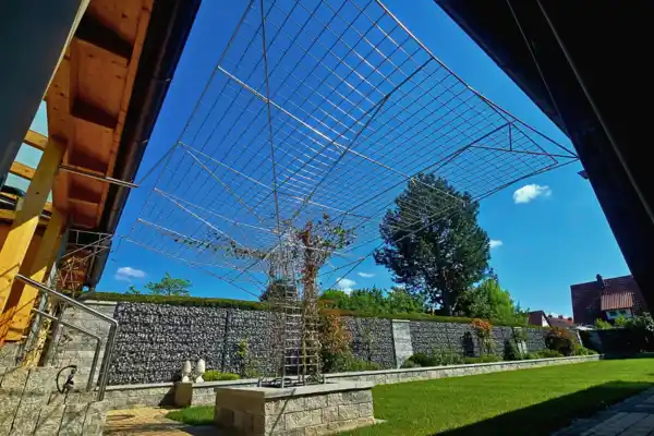 rankgitter-edelstahl-stuetzen-baumoptik-augsburg.webp Edelstahlkonstruktion mit ca. 15 m² Rankfläche als moderne Beschattungslösung, Haunstetten bei Augsburg