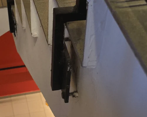 reparatur-gelaenderbefestigung-bestand-obergeschoss-augsburg Erneuerung von Geländerbefestigungen im Bestand im 3. Obergeschoss eines Gebäudes