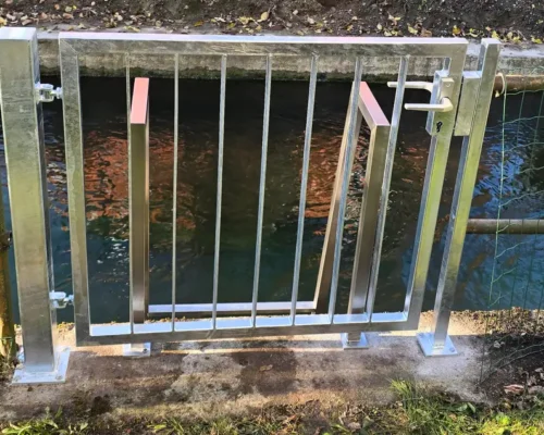 stahl-absperrtuer-aussenbereich-korrosionsschutz Robuste Stahl-Absperrtür für den Außenbereich mit Korrosionsschutz