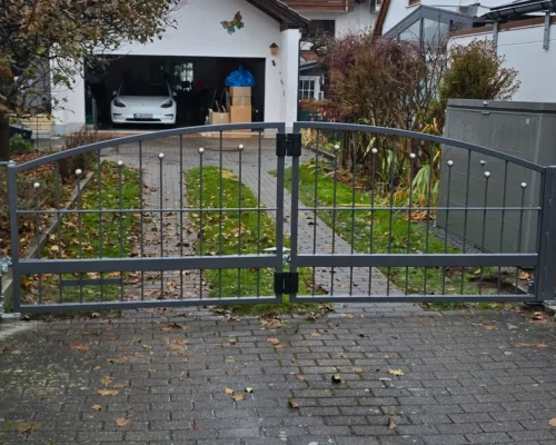 Zweiflügeliges Stahl-Einfahrtstor mit Duplex-Beschichtung in DB 703