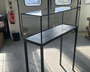 massgefertigte-vitrine-stahl-unbehandelt Aufgesetzte Glashaube aus 4 mm ESG-Glas mit umlaufendem Stahlrahmen