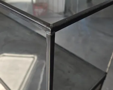 stahl-tischgestell-roh-mit-zunder Tischgestell aus unbehandeltem Baustahl mit sichtbaren Schweißnähten und Zunde