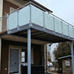 Balkongeländer mit Milchglas und pulverbeschichtetem Rahmen Detail eines Balkongeländers mit Milchglasfüllung und pulverbeschichtetem Stahlrahmen