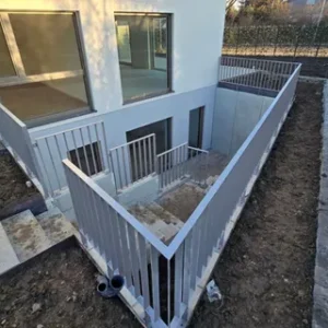 flachstahlgelaender-lichthof-kaufering-verzinkt Verzinktes und pulverbeschichtetes Flachstahlgeländer für sicheren Lichthof-Zugang