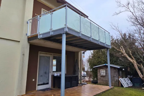 Anbaubalkon aus Stahl in Bobingen bei Augsburg mit Milchglasgeländer Anbaubalkon aus Stahl in Bobingen bei Augsburg mit Vorderstuetzen und tragender Konstruktion
