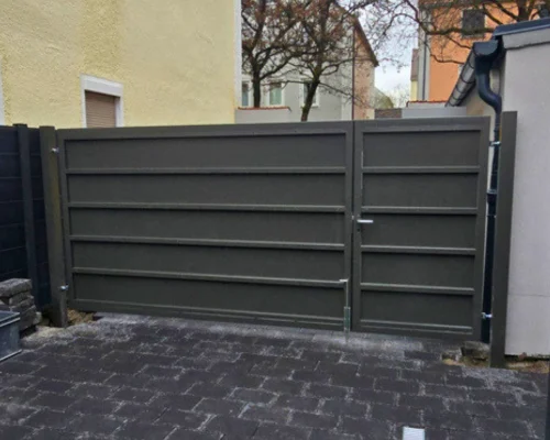 eingangstor-mit-integrierter-tuere-augsburg Hoftor mit Sickenblech-Füllung in RAL 7022 und klarer Feldaufteilung