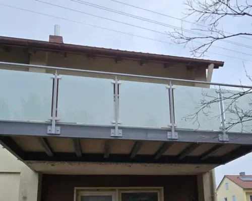 glasgelaender-balkon-stahl-modern Balkongeländer mit Verbundsicherheitsglas in Milchglasoptik und Stahlrahmen