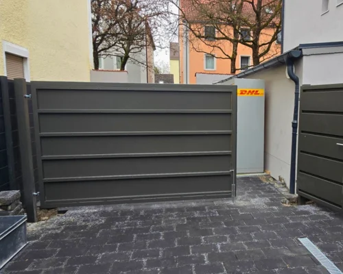 hoftor-mit-tuere-sickenblech-ral7022 Kombination aus Einfahrtstor und Tür als geschlossene Toranlage aus Stahl