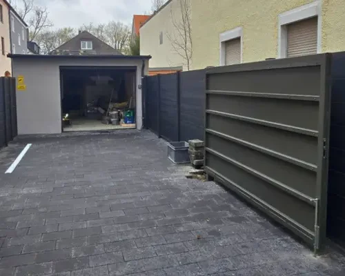 toranlage-detail-sickenfelder-stahl Detailansicht der Sickenfelder und Blechfüllung eines Zufahrtstores