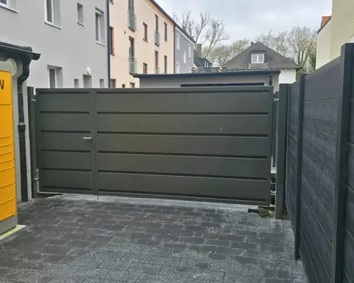 zufahrtstor-stahl-aluminium-augsburg Zufahrtstor aus Stahl und Aluminium mit integrierter Tür in Augsburg